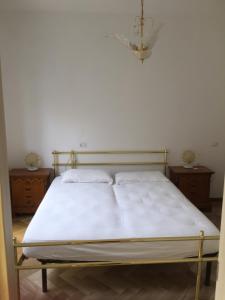 リッチョーネにあるAppartamenti Via Galileo 7 Riccioneのベッドルーム1室(白いシーツ付きのベッド1台、ナイトスタンド2台付)