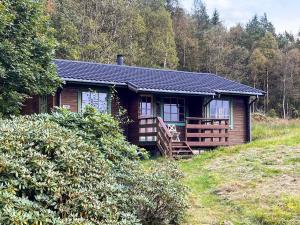eine Blockhütte auf einem Hügel im Wald in der Unterkunft 5 person holiday home in Brekke-By Traum in Dingja