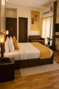 Ένα ή περισσότερα κρεβάτια σε δωμάτιο στο The Ruby Resort, Vrindavan # Prime Location # Luxury Rooms # Near Prem Mandir # Restaurant # Big Lawn # Big Parking # By Nandan Group #