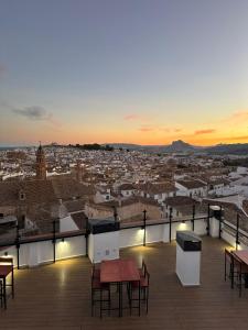 アンテケラにあるHotel Apartamentos Antequeraの屋根から市街の景色を望む