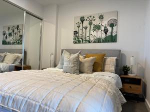 Ένα ή περισσότερα κρεβάτια σε δωμάτιο στο Comfort city view apartment Central Adelaide +19 φωτογραφίες