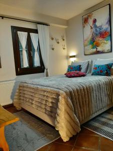 een slaapkamer met een bed en een raam bij Ioni Home in Tsagarada