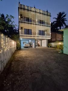 ein Gebäude mit einem davor geparkten Auto in der Unterkunft STARFISH Resort in Nagaon