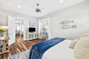 Un dormitorio con una cama y una sala de estar. en Soakin it Up, en Inlet Beach