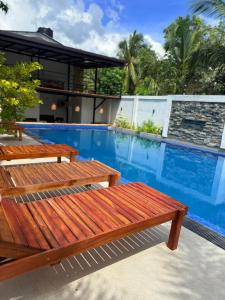 Hotel sunflower游泳池或附近泳池