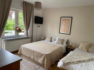 een slaapkamer met twee bedden en een raam bij Hostel Mornar in Velika Kladuša