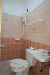Un baño de Island Inn