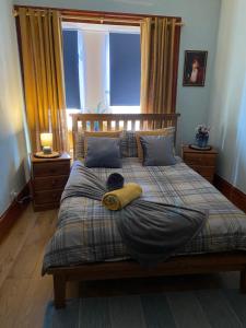 une chambre avec un lit avec une grande fenêtre dans l'établissement Georges holiday apt the blue suite, à Inverness 1 autre photo