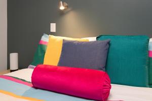 クライストチャーチにあるPerfect City Retreat 1 bdrm Prime Locationのベッド(カラフルな枕付)