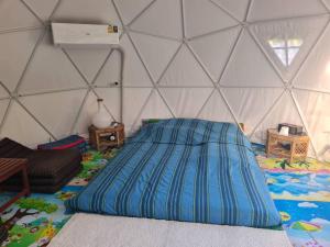 une chambre avec un lit dans une yourte dans l'établissement A dome At Treehouse Outdoor Bathroom Facing The Mountains, à Ban Wang Malako