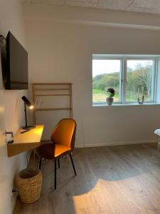an office with a desk and a chair and a window at Beauty sleep Guldager in Esbjerg