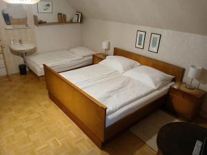 2 camas individuales en una habitación con lavabo en Haus Lois, en Weissbriach