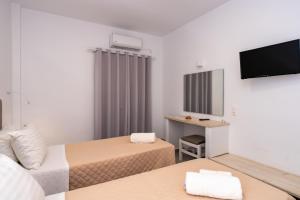 TV a/nebo společenská místnost v ubytování Hotel Galini Sifnos + 46 fotografií