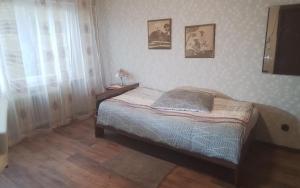 Un dormitorio con una cama y dos cuadros en la pared. en Gemütliche Unterkunft, en Rodgau