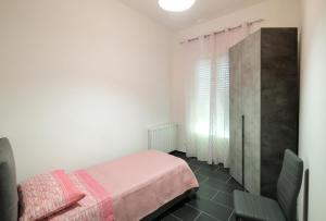 Ένα ή περισσότερα κρεβάτια σε δωμάτιο στο Casa Laura mare