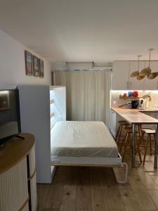 En eller flere senge i et værelse på Appartement Saint-Tropez renovated next to beach and city center + 34 billeder