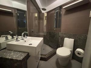 Ένα μπάνιο στο Duplex PENTHOUSE MIRAFLORES Larcomar Oceanview!!