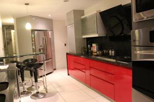 Η κουζίνα ή μικρή κουζίνα στο Duplex PENTHOUSE MIRAFLORES Larcomar Oceanview!!