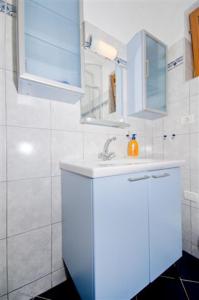 芬庫蘭的住宿－Villa Marianne，白色的浴室设有水槽和镜子