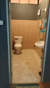 a bathroom with a toilet and a sink at โฮมสเตย์ พ่อหลวง แม่หลวง บ้านแม่ลาย in Ban Pok Nai