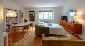 Un dormitorio con una cama, una mesa y un escritorio. en Appartement lumineux plein centre, en Chambéry