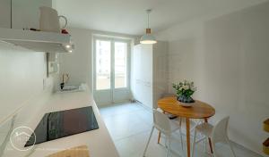 Una cocina y un comedor con mesa y sillas. en Appartement lumineux plein centre, en Chambéry 32 fotos más