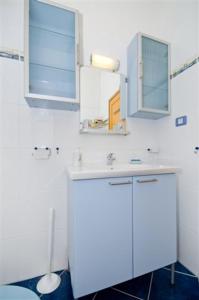 un bagno bianco con lavandino e specchio di Villa Marianne a Vinkuran Altre 42 foto