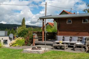 O vedere generală la munți sau o vedere la munte luată de la această casă de vacanță