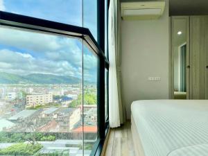 Postel nebo postele na pokoji v ubytování 1BR Apartment with Rooftop Pool - The Base Height Phuket town