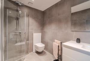 une salle de bains avec douche, toilettes et lavabo dans l'établissement Staying Apt 5, à Tromsø 12 autres photos