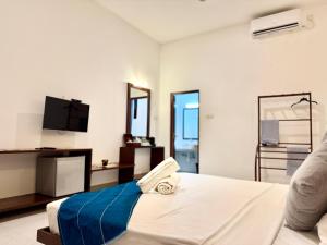 ディックウェラにあるHiri Point Villaのベッドとテレビのある寝室