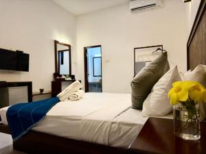 ディックウェラにあるHiri Point Villaの花瓶が飾られたベッド付きのベッドルーム1室 +25枚の写真