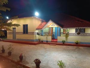 Το κτήριο όπου στεγάζεται  το δωμάτιο σε οικογενειακή κατοικία +3 φωτογραφίες