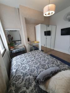 a bedroom with a bed with a blue and white blanket at Private Double Room in Cardiff in Cardiff +15 photos