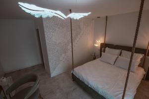 1 dormitorio con cama colgante y techo en Butterfly, en Hunedoara
