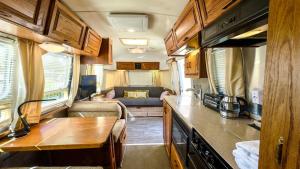 Kuchyň nebo kuchyňský kout v ubytování Retro Star-Wagon, Ocean Breez at Studios