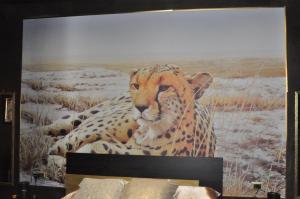 a painting of a cheetah sitting on a wall at SAHARA chic in Reggio di Calabria