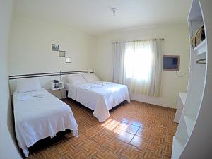 pokój hotelowy z 2 łóżkami i oknem w obiekcie Hotel Schreiber w mieście Rio do Sul