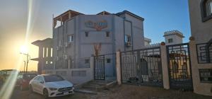 een witte auto geparkeerd voor een gebouw bij Villa Vivian in Saint. Catherine