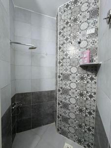 een douche met een glazen deur in een badkamer bij Villa Vivian in Saint. Catherine