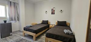 een kamer met twee bedden en een televisie bij Villa Vivian in Saint. Catherine