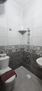 een badkamer met toilet en wastafel bij Villa Vivian in Saint. Catherine +15 foto's