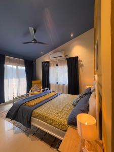 une chambre avec un lit et un ventilateur de plafond dans l'établissement Shantai Luxury Homestay, Malgund, à Mālgund