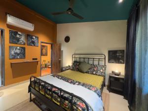 une chambre avec un lit et un ventilateur de plafond dans l'établissement Shantai Luxury Homestay, Malgund, à Mālgund