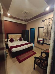 En eller flere senge i et værelse på Hotel Aashray