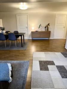 Un comedor con una mesa y sillas azules. en Stranda Apartment, en Senja