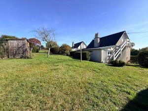 プレランにあるA 800 metres de la plage, maison de vacances, parking, terrasseの前に広い庭がある家 +8枚の写真