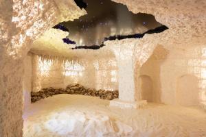 a room with a ceiling covered in snow at Pickalbatros Aqua Blu Sharm El Sheikh in Sharm El Sheikh