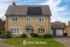 Una casa con techo solar con las palabras pasa las llaves en Pass the Keys Spacious Modern Family Home - 20 mins to Oxford, en Garford