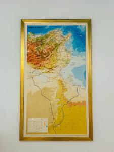 a framed map of the united states at La Maison de haut in Tunis
